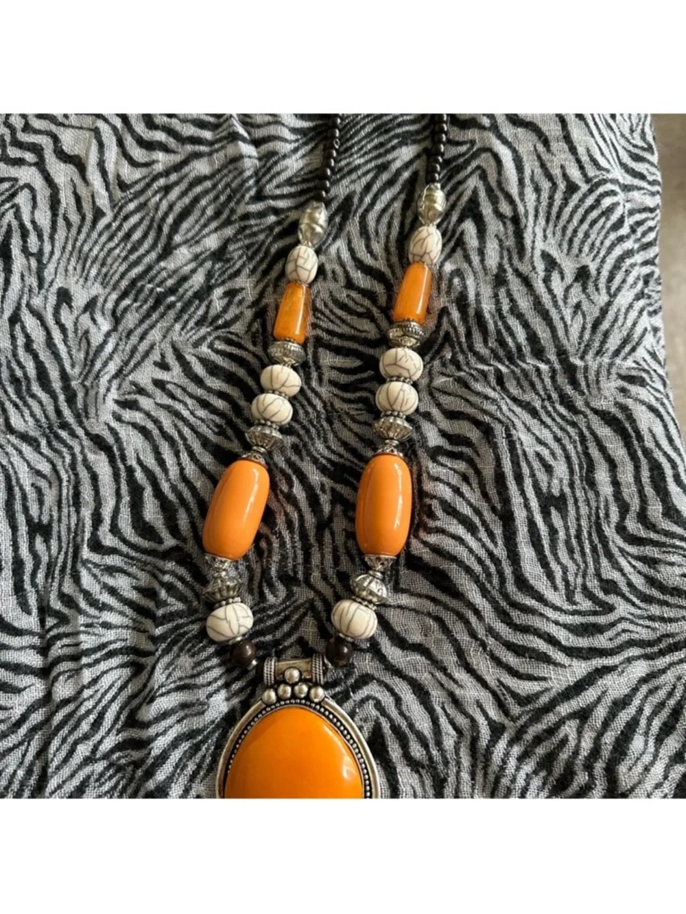 Elegant silver and orange pendant necklace - Picture 4 of 9